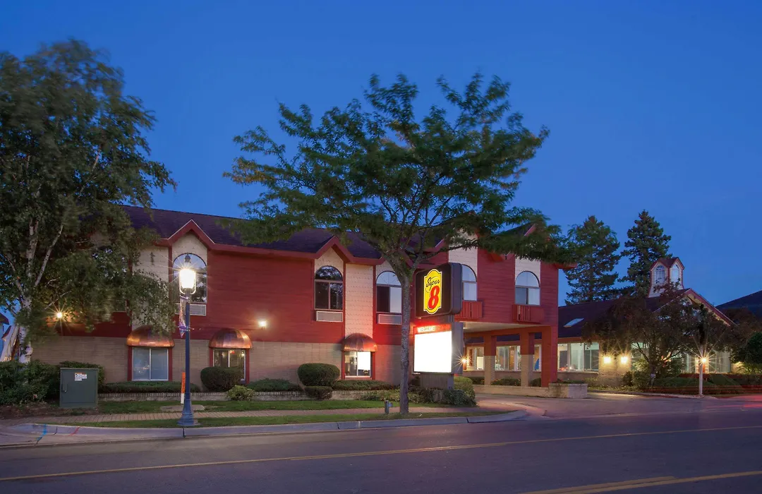 Super 8 Beachfront By Wyndham Mackinaw City, Mi-1