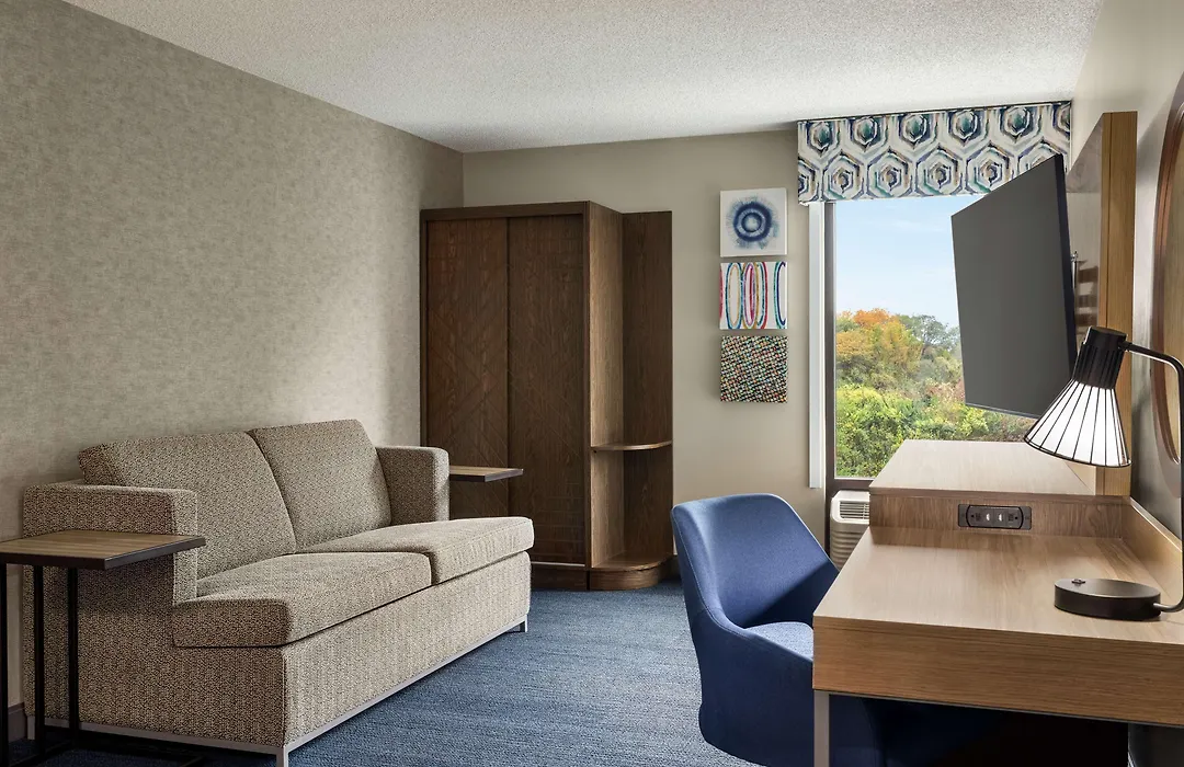 Hampton Inn Kansas City - Airport-1