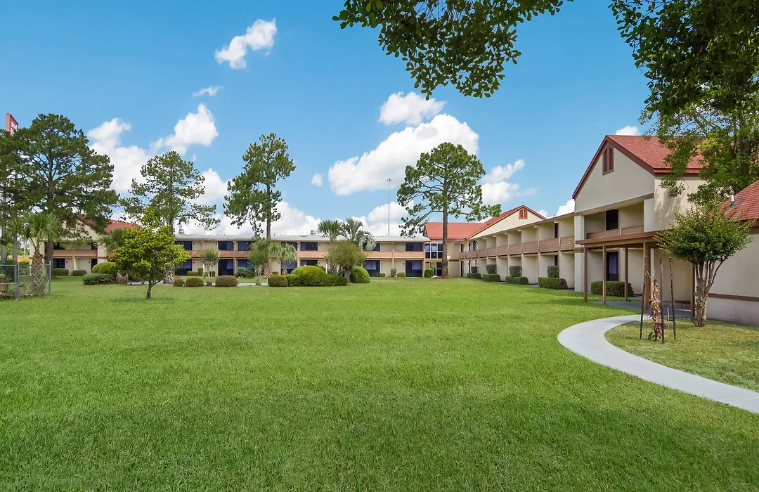 Red Roof Inn & Suites Brunswick I-95-1