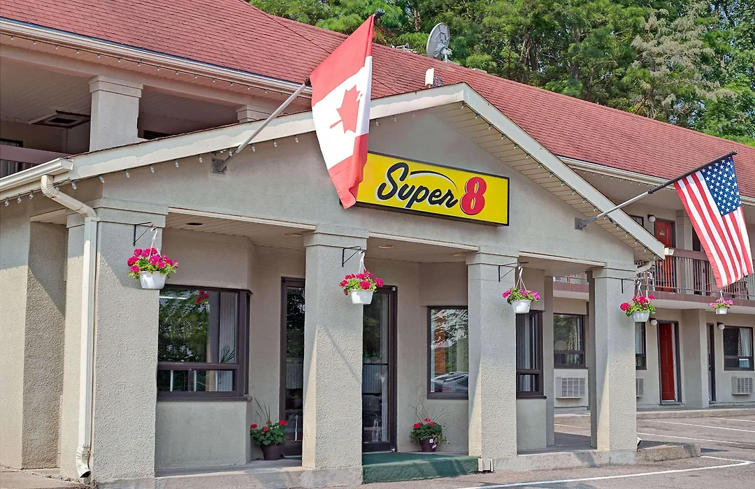 Super 8 By Wyndham Niagara Falls North-1