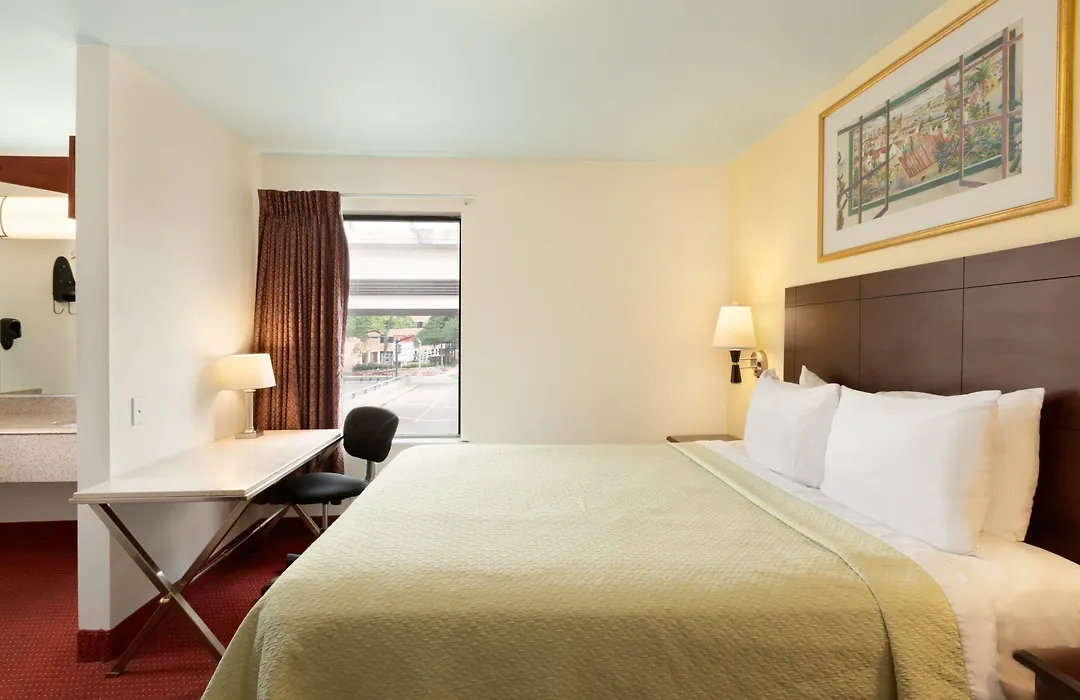 Days Inn By Wyndham Austin/University/Downtown-1