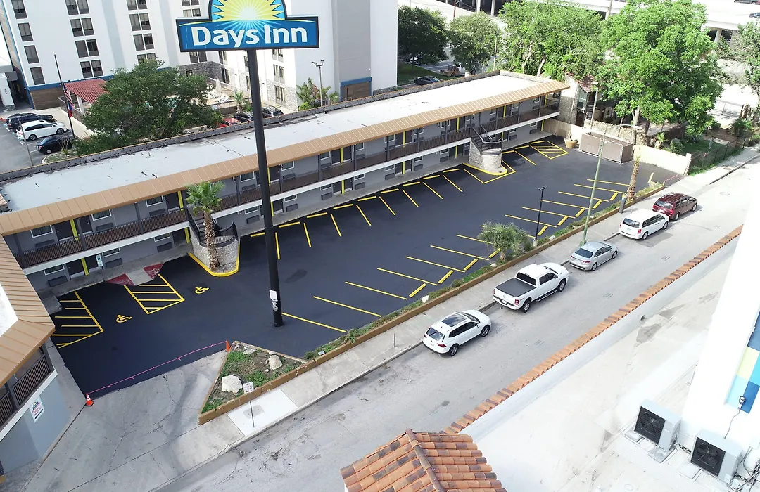Days Inn By Wyndham San Antonio Alamo/Riverwalk-1