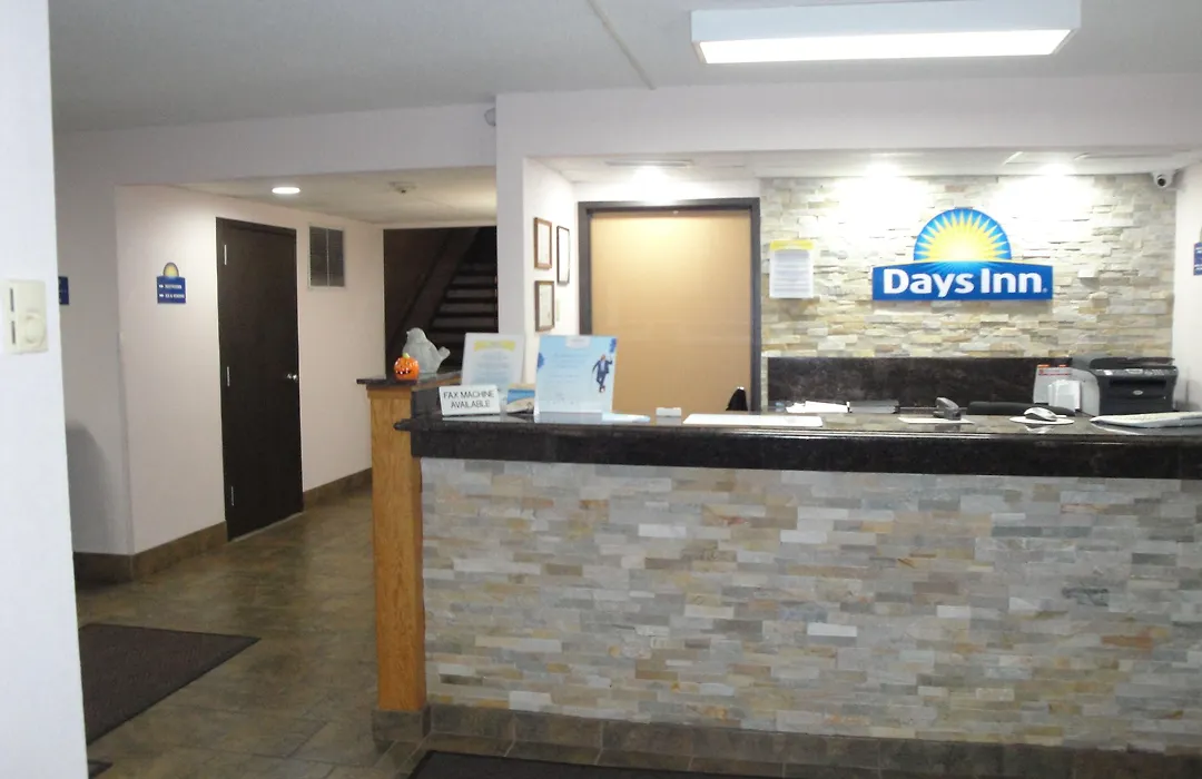 Days Inn By Wyndham Mason City-1