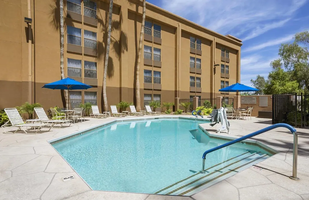 Greentree Inn & Suites Phoenix Sky Harbor-1