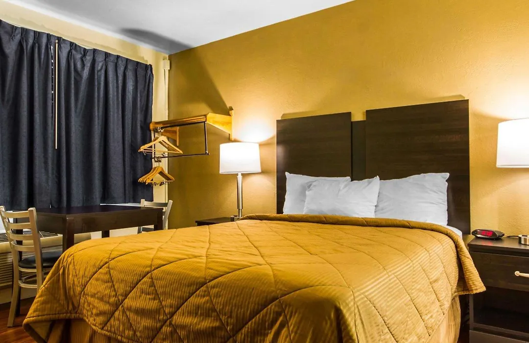 Econo Lodge Sacramento Convention Center-1