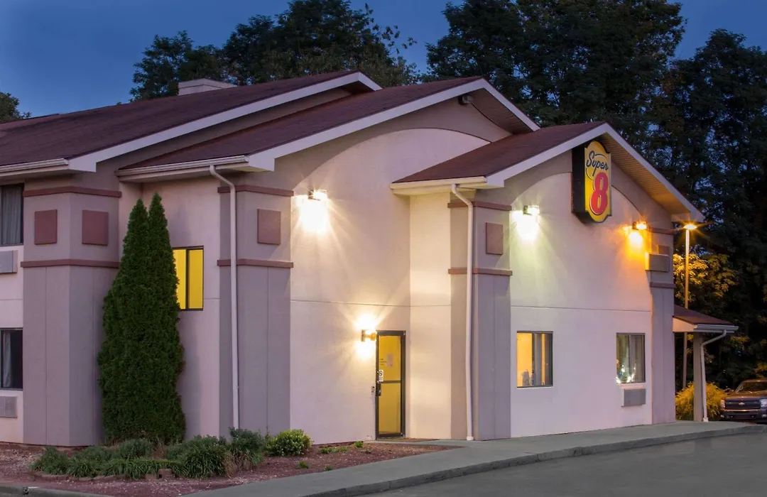 Super 8 By Wyndham Lewisburg-1