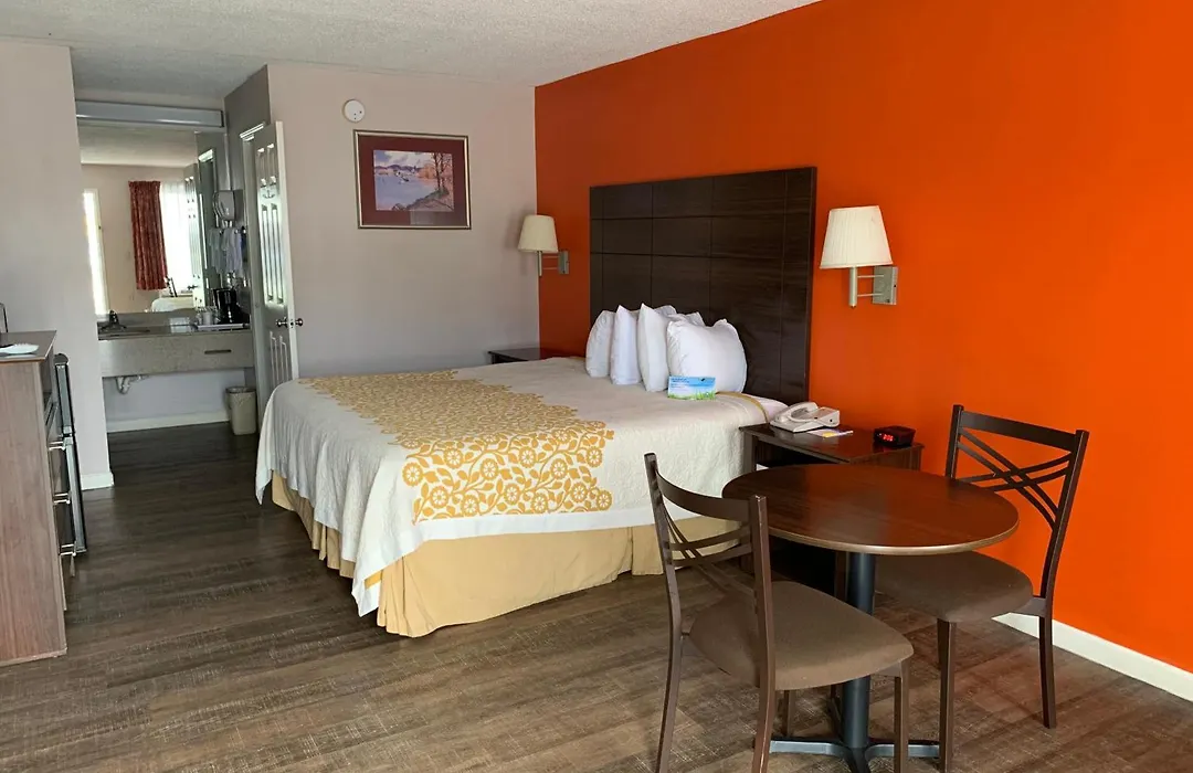 Days Inn By Wyndham Clinton-1