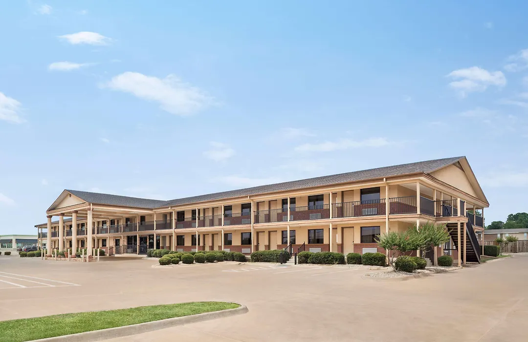 Days Inn By Wyndham Paris-1