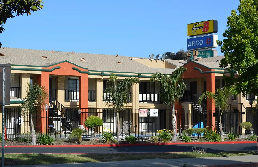 Super 8 By Wyndham Salinas-1