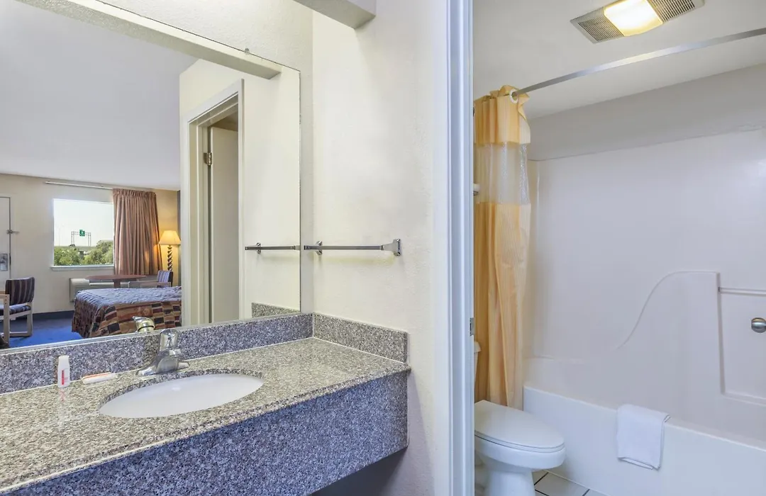Days Inn Windcrest By Wyndham San Antonio-1