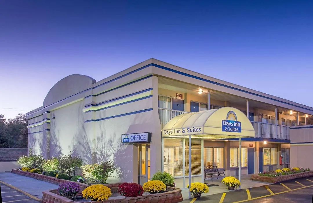 Days Inn & Suites By Wyndham Dayton North-1