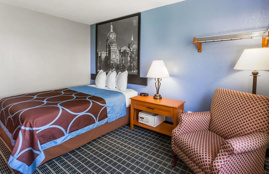 Super 8 By Wyndham Iowa City/Coralville-1