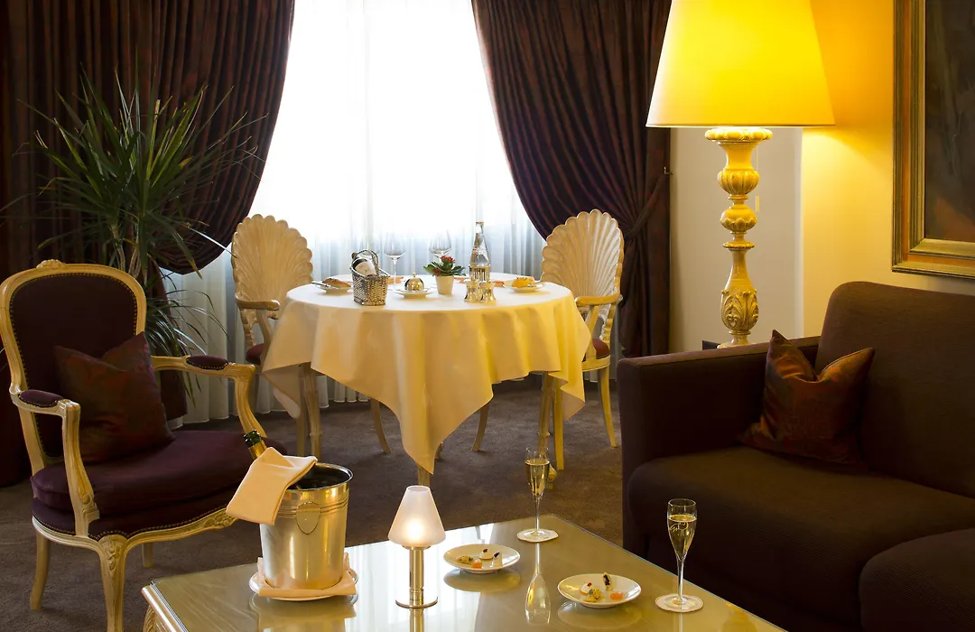 Hotel De La Cigogne-1