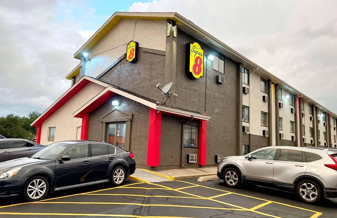 Super 8 By Wyndham Cedar Rapids-1