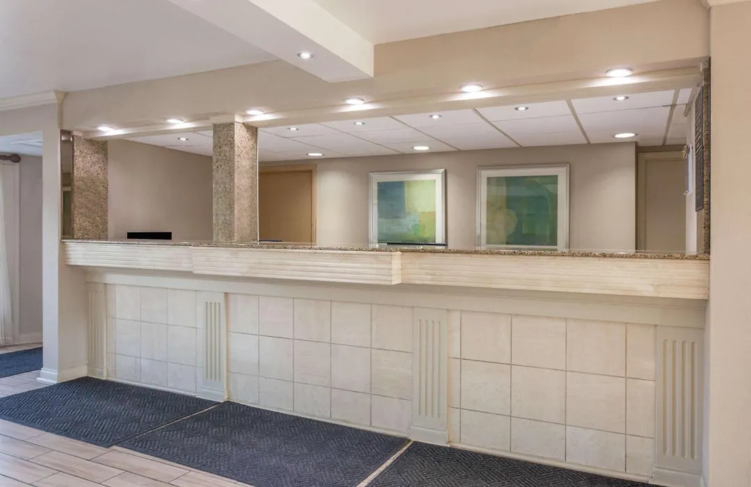 Days Inn & Suites By Wyndham Roseville/Detroit Area-1