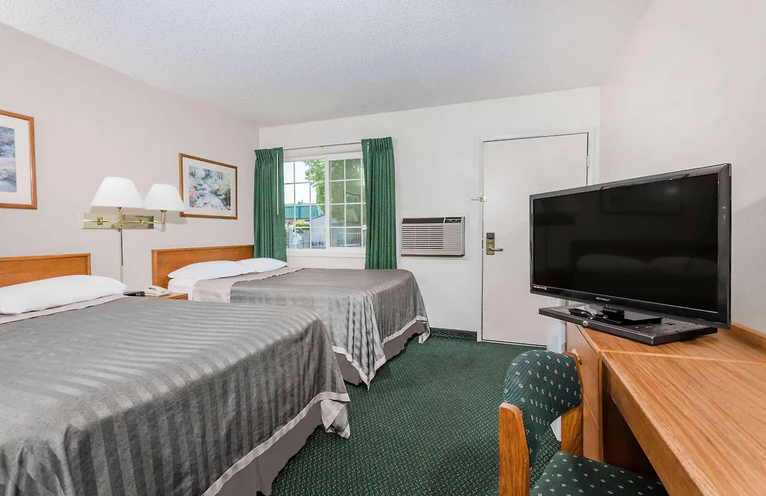 Travelodge By Wyndham Grants Pass-1