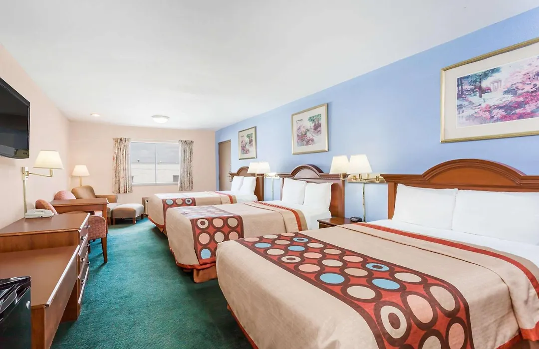 Super 8 By Wyndham Greensboro-1