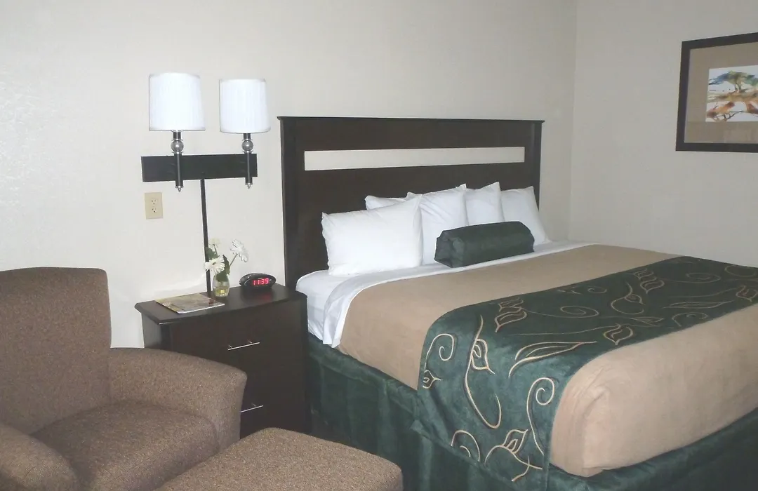 Travelodge By Wyndham Jefferson City-1