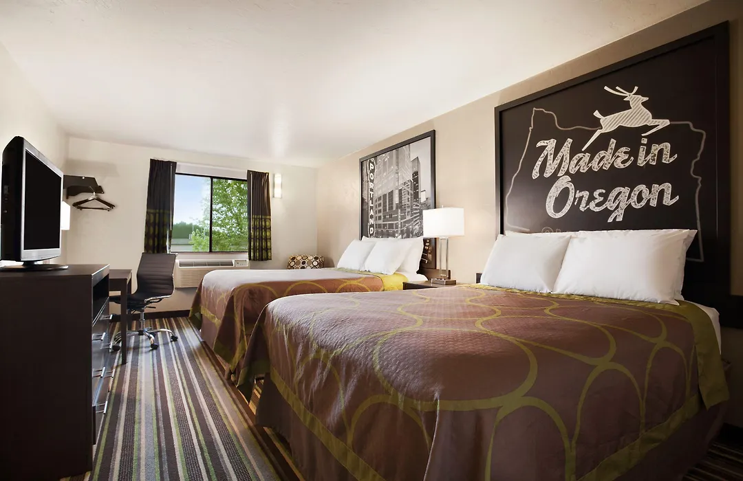 Super 8 By Wyndham Woodburn-1