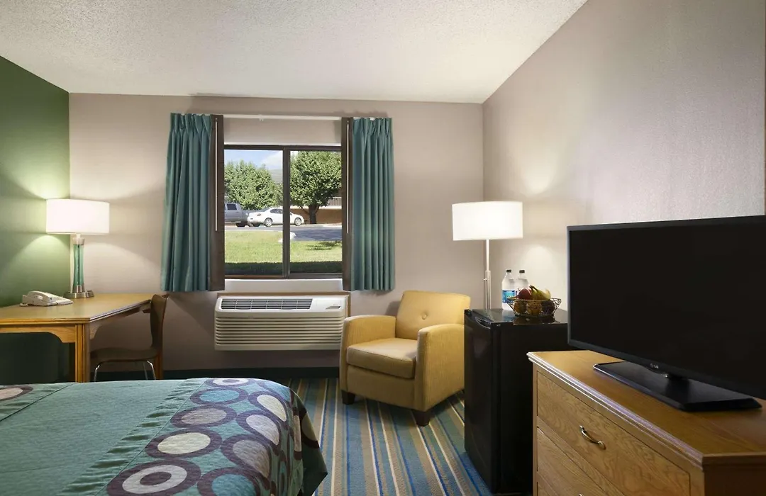 Super 8 By Wyndham Batesville-1