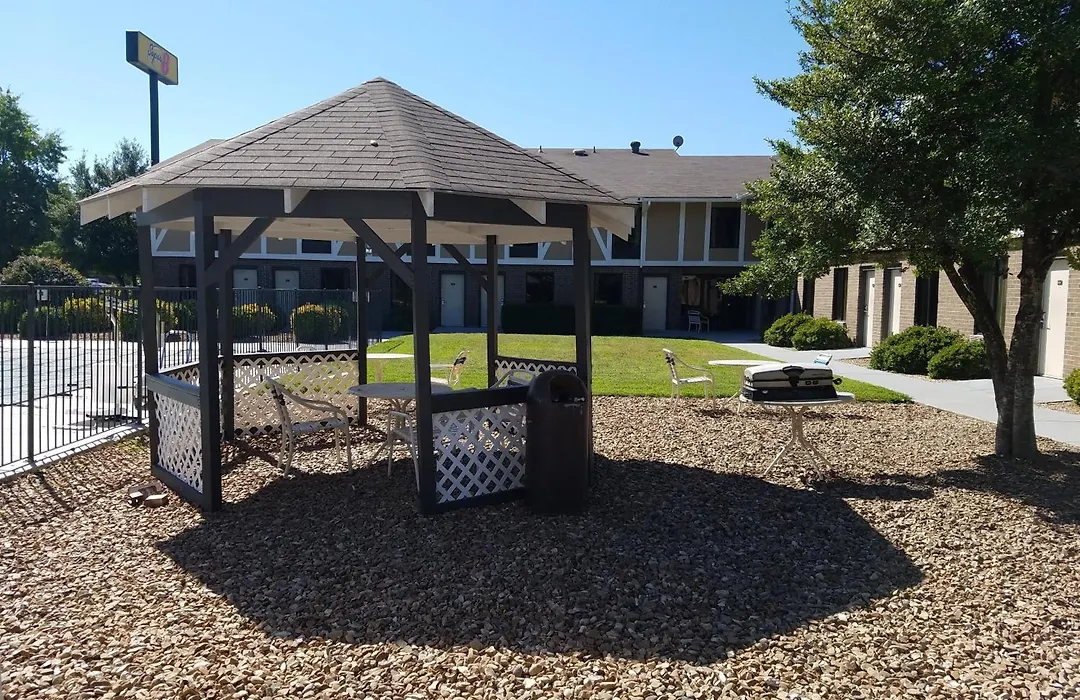 Super 8 By Wyndham Bentonville-1
