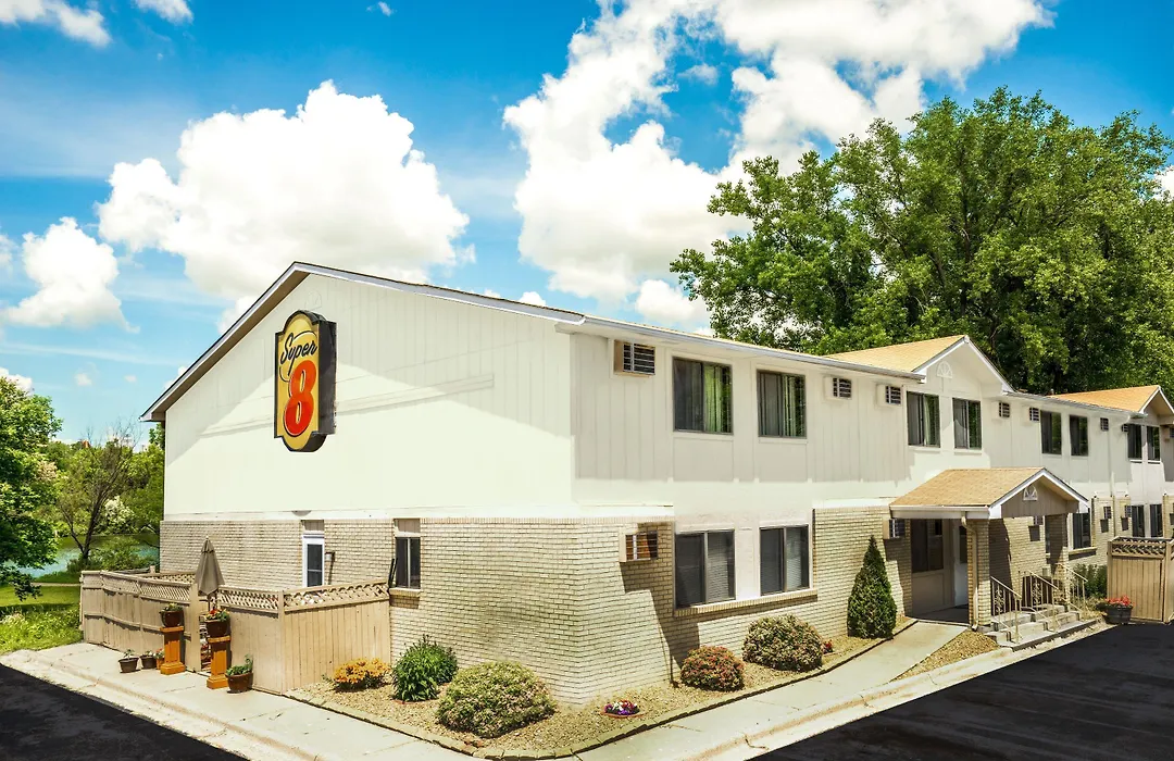 Super 8 By Wyndham Chaska-1