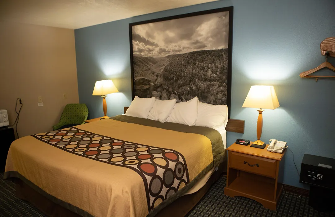 Super 8 By Wyndham Fairmont-1