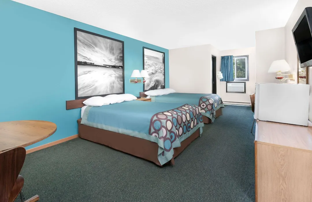 Super 8 By Wyndham Huron-1