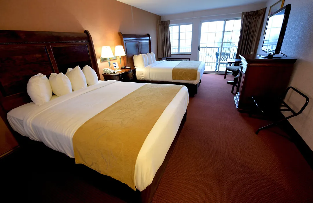 Crown Choice Inn & Suites Lakeview And Waterpark-1