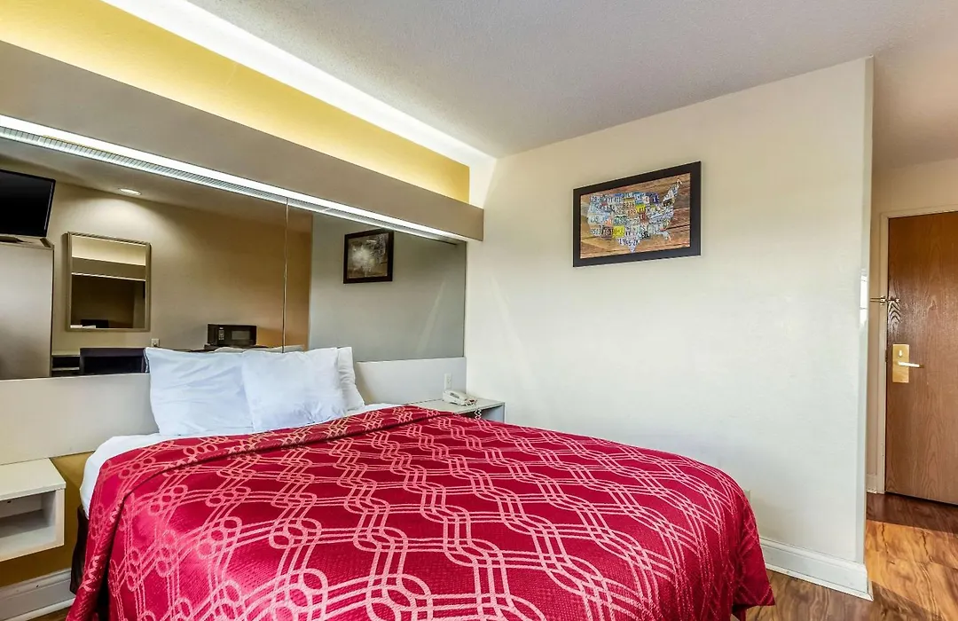Econo Lodge Inn & Suites Evansville East-1