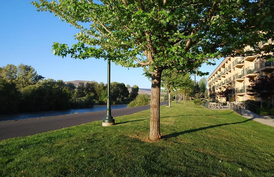 Oxford Suites Yakima-1