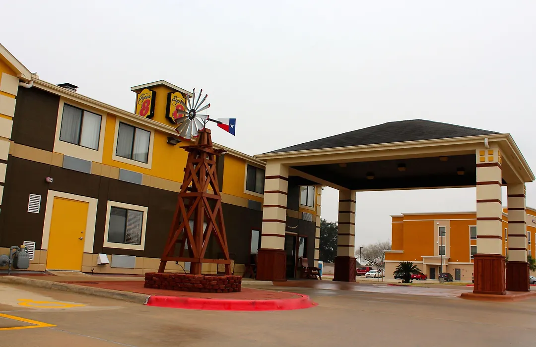 Super 8 By Wyndham Victoria/North/Mall Area-1