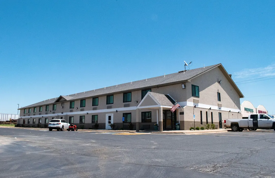 Super 8 By Wyndham Pratt-1