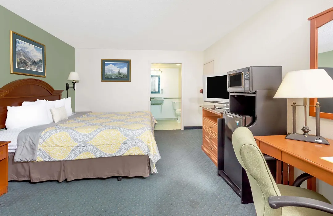 Days Inn By Wyndham Cedar Falls- University Plaza-1
