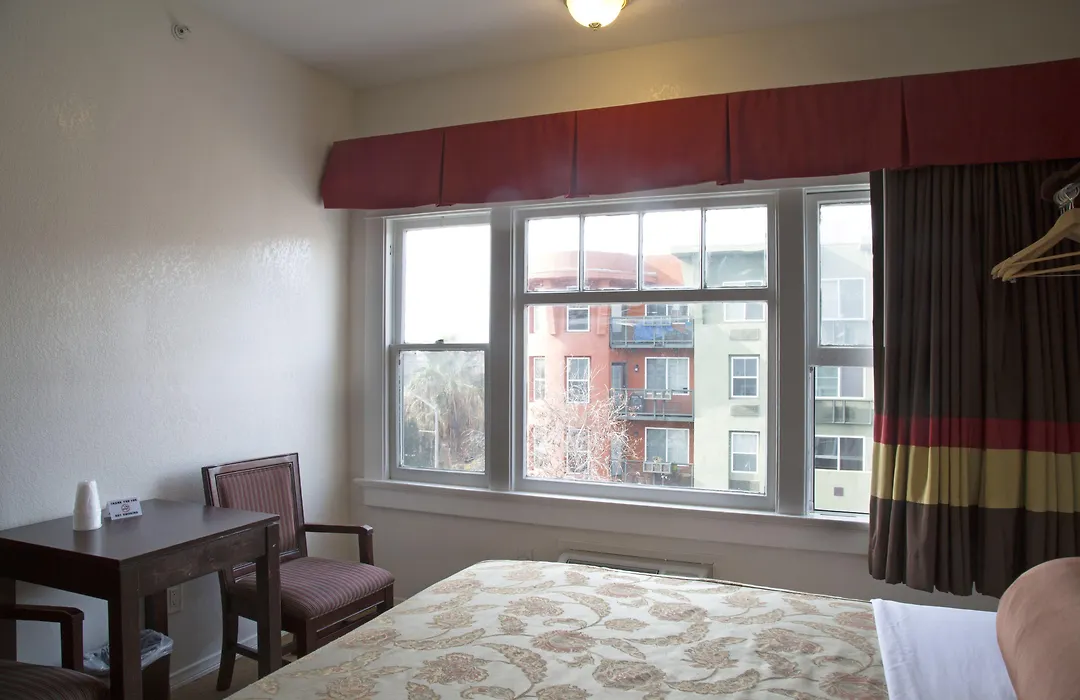 Harborview Inn & Suites-Convention Center-Airport-Gaslamp-Seaworld-Zoo-Balboa Park-1