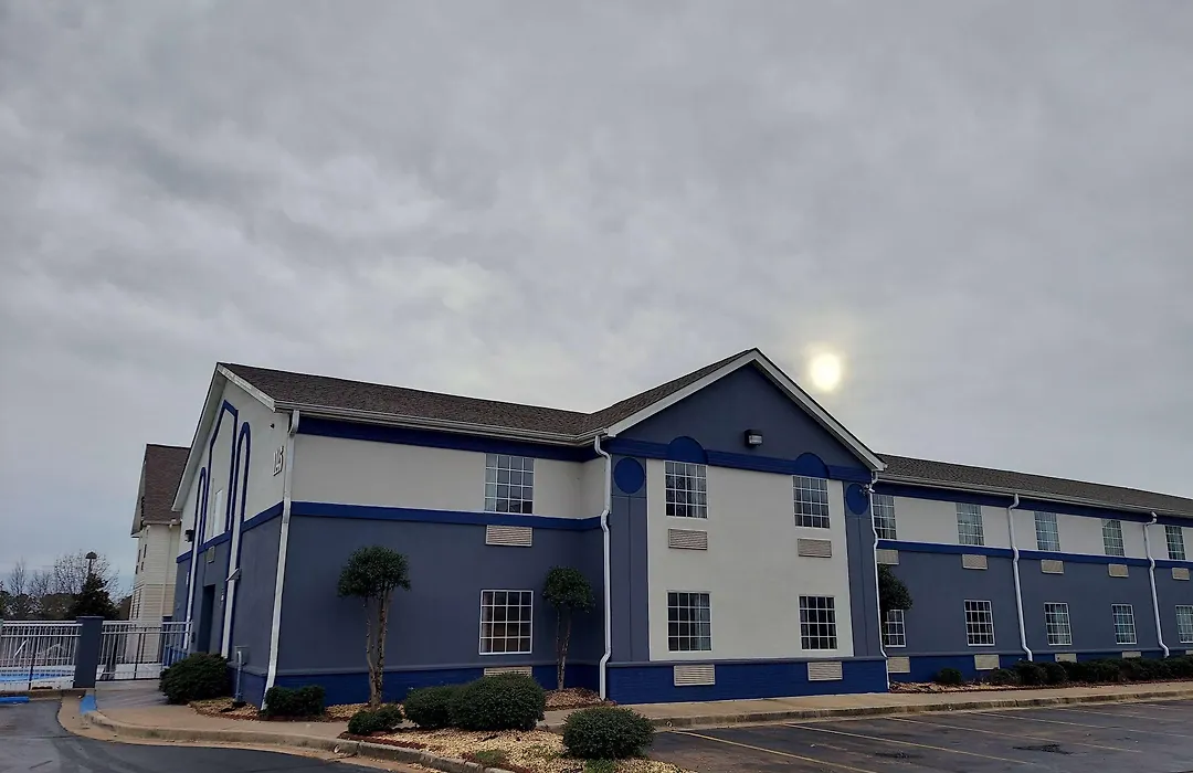 Days Inn & Suites By Wyndham Huntsville-1
