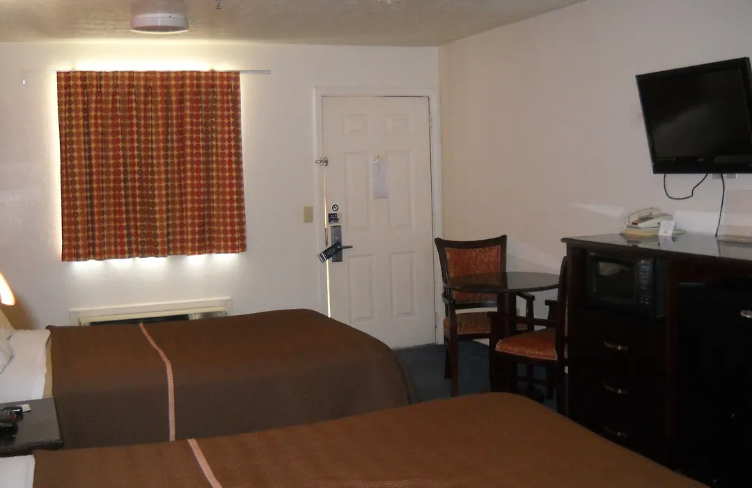 Travelodge By Wyndham Parkersburg-1