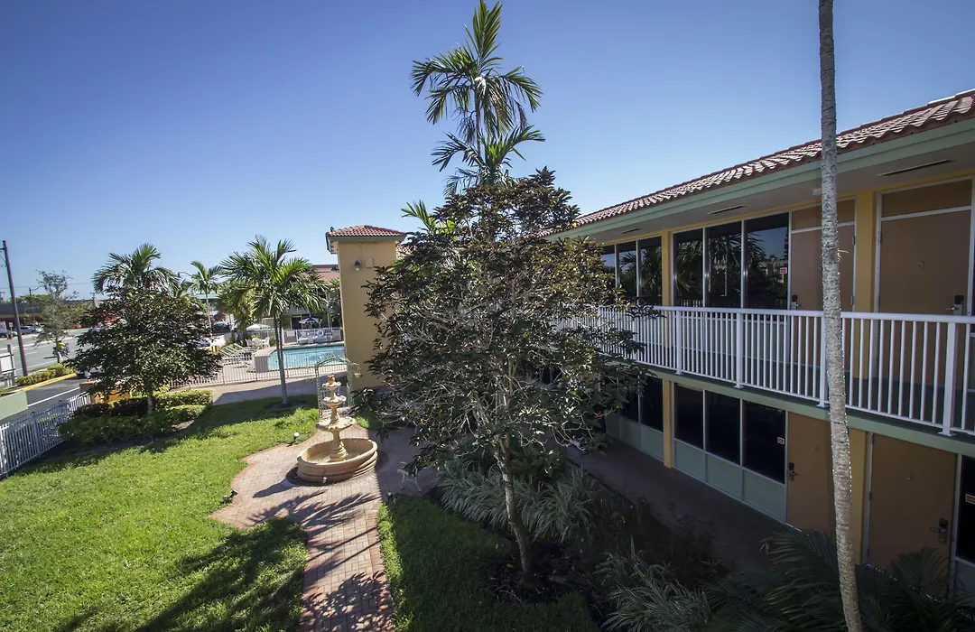 Quality Inn & Suites Airport-Cruise Port Hollywood-1