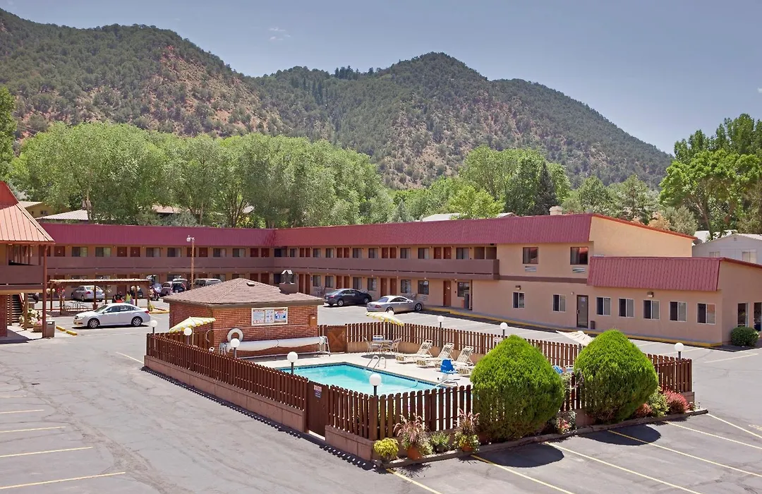 Glenwood Springs Cedar Lodge-1