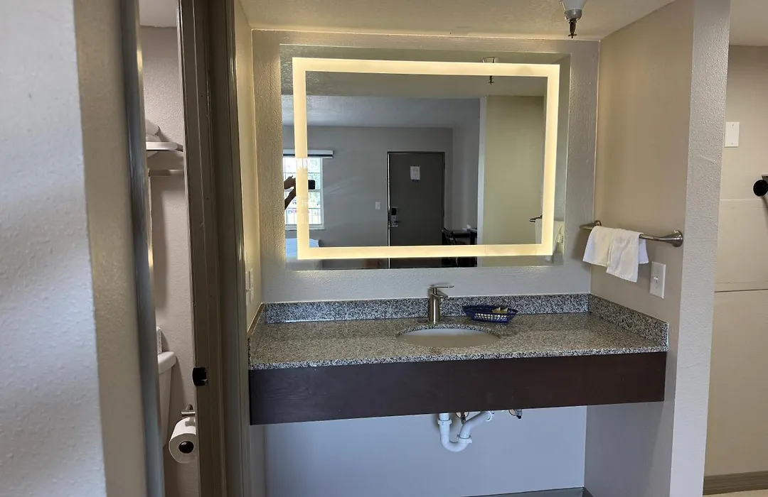 Travelodge By Wyndham Venice-1
