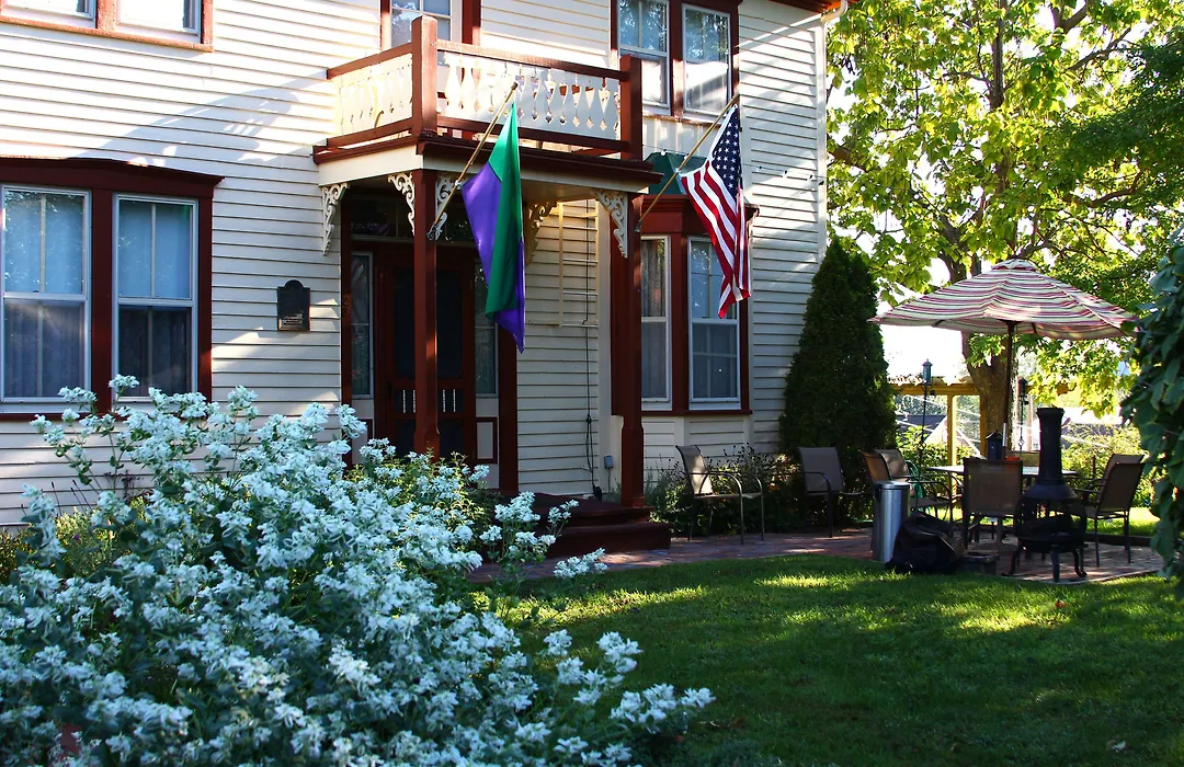 Captain Wohlt Inn-1