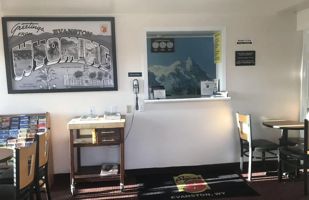 Super 8 By Wyndham Evanston-1