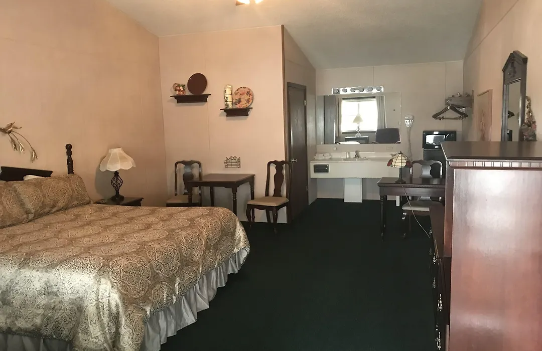 Longhouse Lodge Motel-1