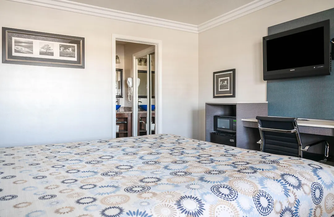 Solaire Inn & Suites-1