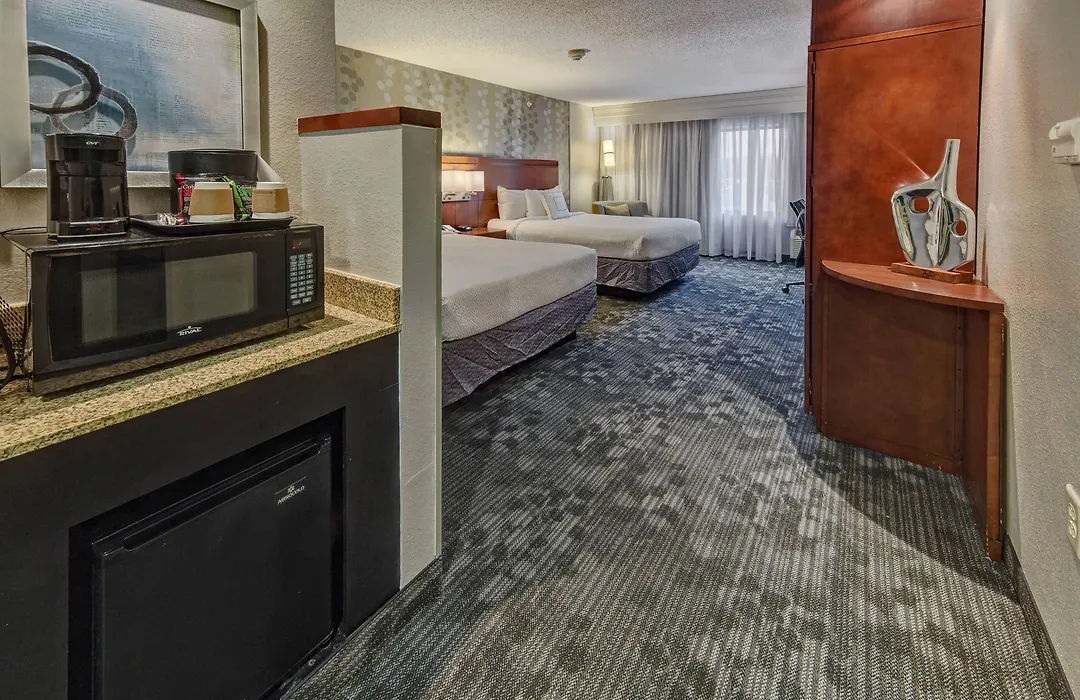 Courtyard By Marriott Alexandria-1