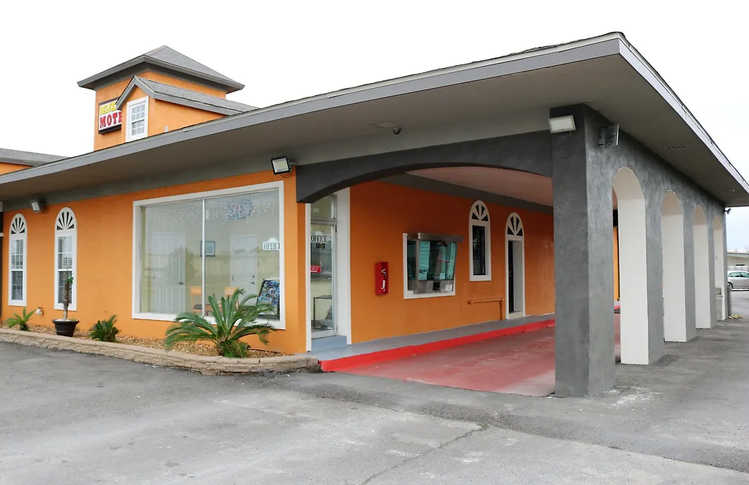 Deluxe Inn Motel-1
