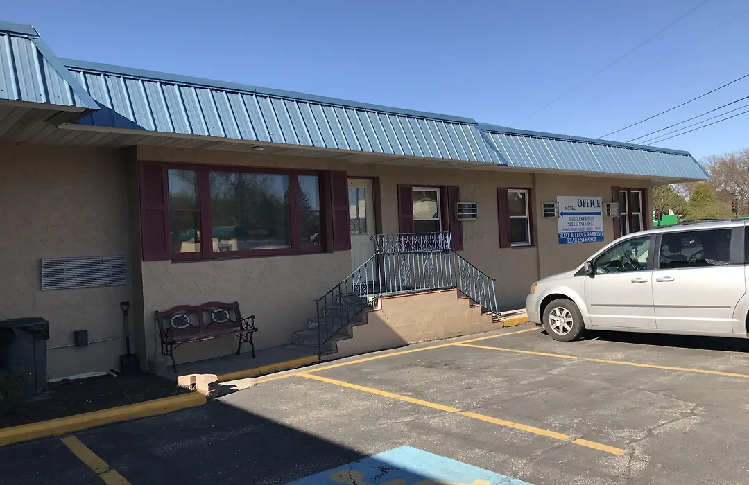 Budget Inn Marinette-1