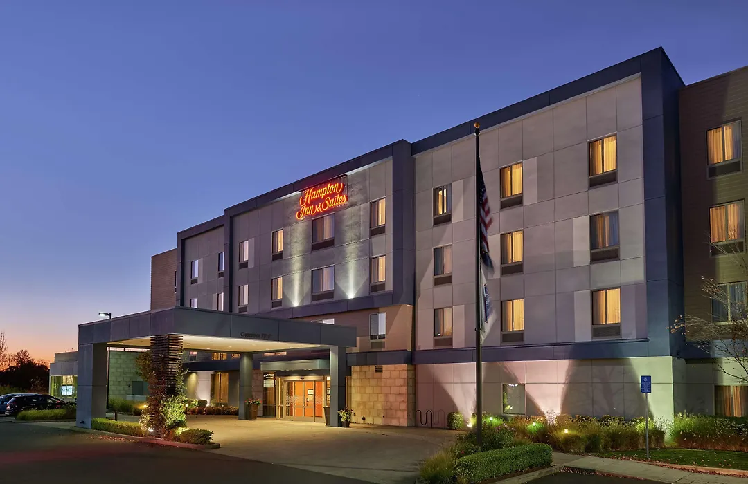 Hampton Inn And Suites Salem-1