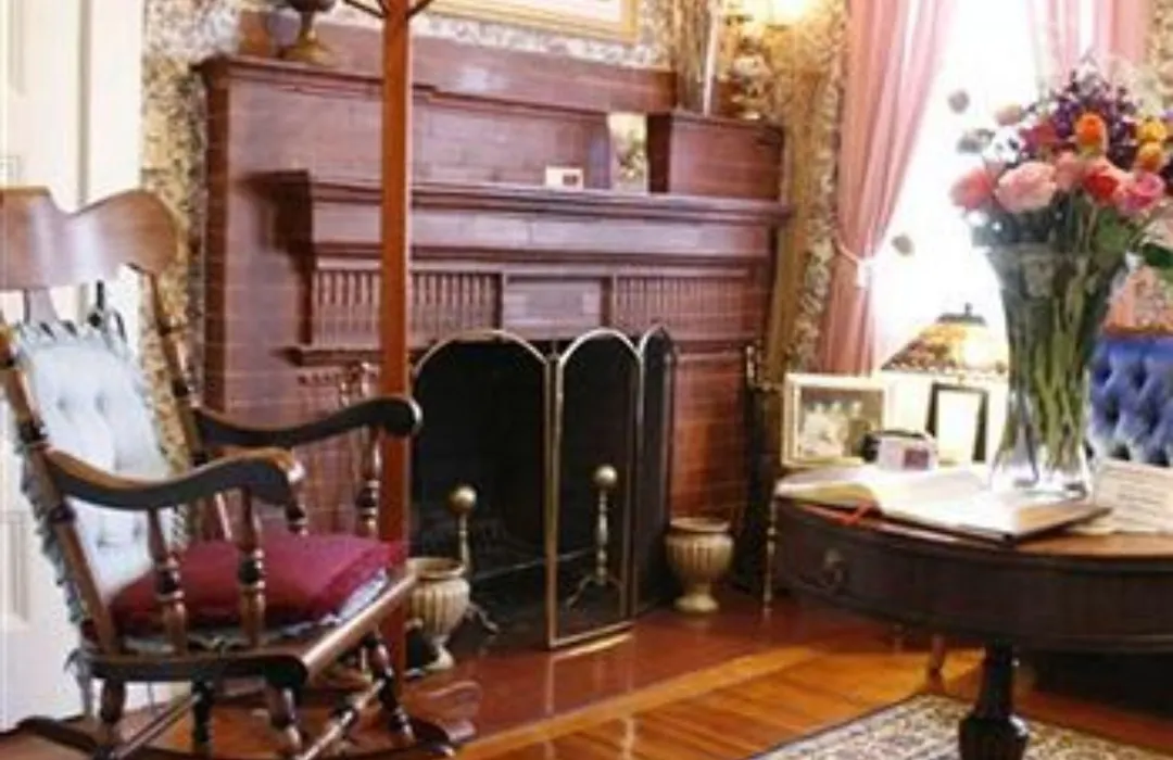 The Coolidge Corner Guest House: A Brookline Bed And Breakfast-1