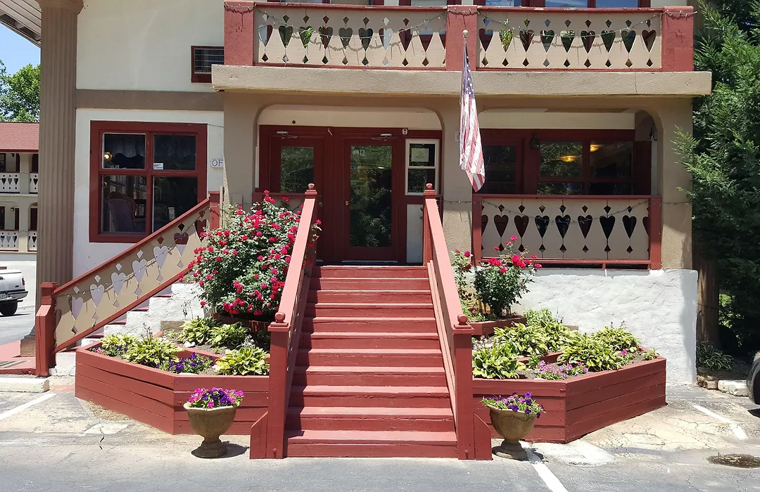 Riverbend Motel & Cabins-1